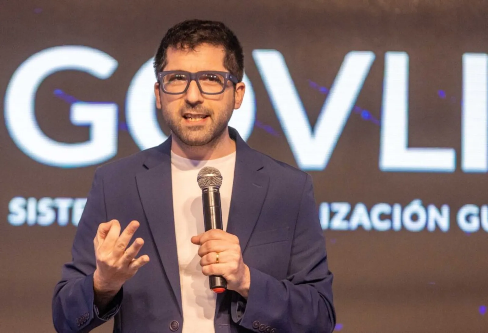 Nicolas Pstyga presentando Govlink