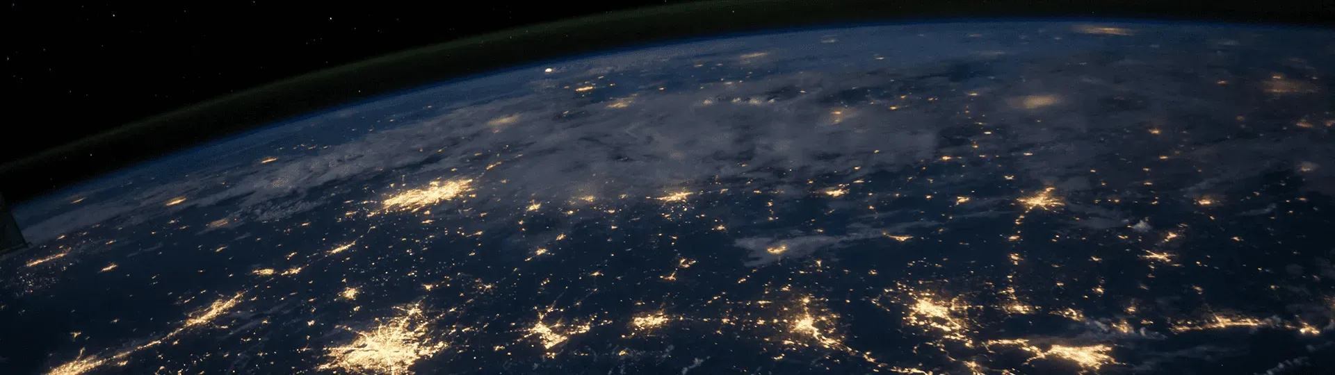 La Tierra de noche vista desde el espacio, con las luces de las ciudades